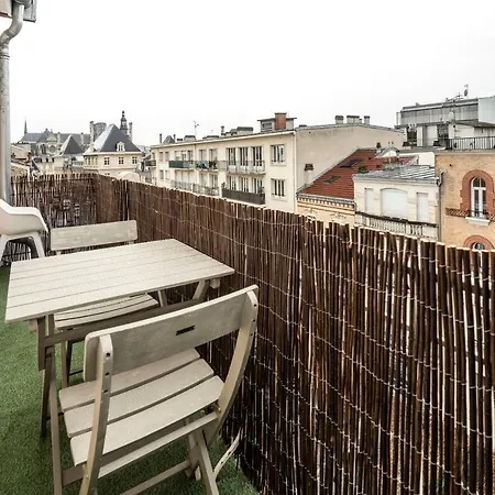Chic + Balcony - Hyper Center