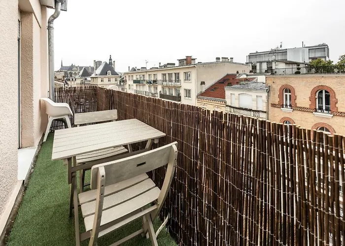 Chic + Balcony - Hyper Center